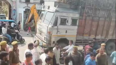 बिसवां: बिसवां नगर में प्रशासन ने अभियान चलाकर मुख्य चौराहे से अतिक्रमण हटाया