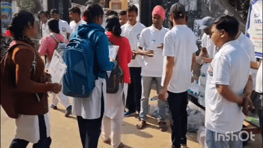 রানিবাঁধ: কংসাবতী শিশু বিদ্যালয়ে উচ্চ মাধ্যমিক পরীক্ষার্থীদের হাতে পেন ও জলের বোতল তুলে দিল স্বেচ্ছাসেবী সংস্থা