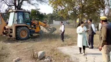 बिसवां: टिकरा में राजस्व विभाग ने अवैध निर्माण के खिलाफ बड़ी कार्रवाई की, बुलडोजर से हटाया गया पक्का अवैध कब्जा