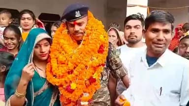 मेजा: खपरकुचवा गांव में सीआरपीएफ जवान का गांव पहुंचते ही ग्रामीणों ने किया भव्य स्वागत