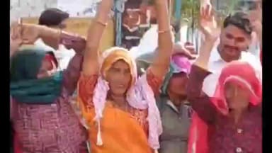 नांगल राजावतान: जैलमपुरा के नवीन भवन के लिए आवंटित सरकारी भूमि से अतिक्रमण नहीं हटाने पर ग्रामीणों का आक्रोश फूटा, किया प्रदर्शन