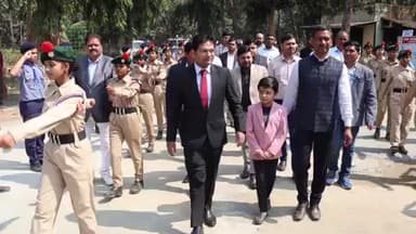सरैयाहाट: सरैयाहाट/हंसडीहा स्थित जवाहर नवोदय विद्यालय में प्रबंधन समिति की बैठक में पहुंचे डीसी अभिजीत सिन्हा