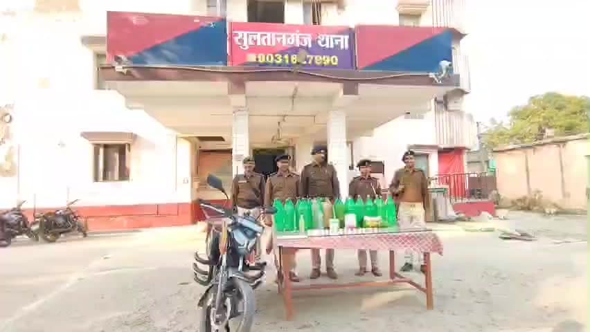 सुल्तानगंज: होली से पहले सुल्तानगंज पुलिस की बड़ी कार्रवाई, भारी मात्रा में देशी शराब बरामद, 1000 लीटर अर्धनिर्मित शराब नष्ट