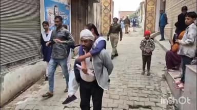 सिकंदराराऊ: आर्य कन्या इंटर कॉलेज पर दिव्यांग बेटी को पीठ पर लादकर परीक्षा दिलाने आया पिता, तस्वीर हो रही वायरल