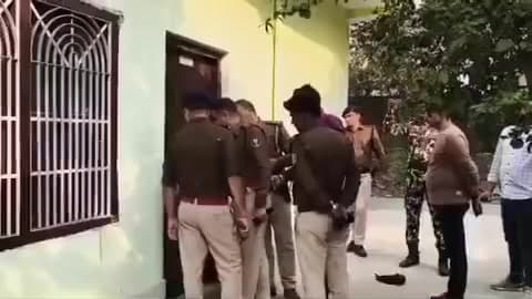 कुदरा: कैमूर: कुदरा थाना अंतर्गत 8 से 10 बंद घरों का ताला तोड़कर कर चोरी की घटना को दिया अंजाम मौके पर पहुंचे पुलिस अधीक्षक।