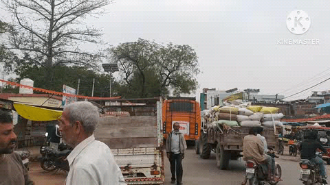 महरौनी: कस्बा महरौनी स्थित तहसील के मुख्य गेट के सामने बस चालकों की मनमानी से आए दिन लग रहा जाम, वीडियो सोशल मीडिया पर वायरल