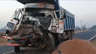 गोइलकेरा: डलाईकेला के पास अवैध बालू से लदे दो हाइवा की टक्कर, चालक गंभीर