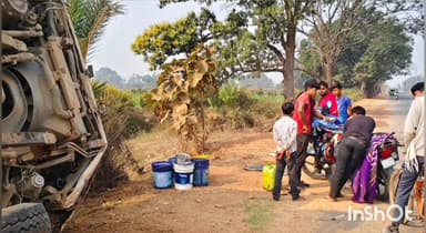 घोरावल: खुटहा गांव में बालू लदा ट्रक पलटा, राहगीर बाल-बाल बचे, ट्रक चालक हुआ घायल