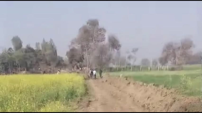 इटाढ़ी: बिना एनओसी किसान की जमीन पर बनी कच्ची सड़क, शिकायत पर काम रोका गया