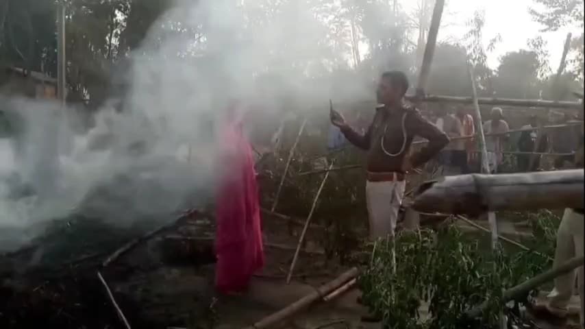 मैनाटांड़: अगलगी में घर समेत हज़ारों रुपये की संपत्ति जलकर राख