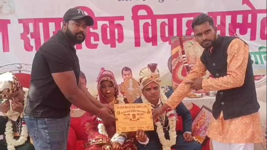 महावन: फुलेरा दूज पर कस्बा बलदेव में बांके बिहारी सेवा समिति ने 26 कन्याओं का सामूहिक विवाह कराया