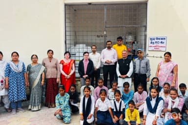 हाटपिपल्या: नवीन फ्लोरिन ने तीन सरकारी स्कूलों के बच्चों को आरओ मशीनें दान की