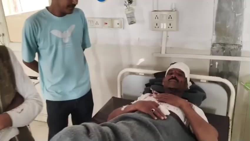 खंडवा: पानी के बहाव पर खूनी विवाद! क्रिकेट बैट से पड़ोसी पर हमला, सिर में लगे टांके, खंडवा मेडिकल कॉलेज में भर्ती
