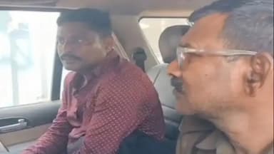 चाईबासा: मानगो पुल पर युवक ने स्वर्णरेखा में कूदकर आत्महत्या करने की कोशिश की, राहगीरों ने बचाया