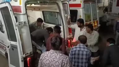 महेश्वर: महेश्वर में भीषण सड़क हादसे में युवक की मौत, दो गंभीर, स्वास्थ्य व्यवस्था पर सवाल