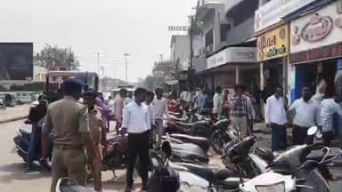 હાલોલ: હાલોલ બસ સ્ટેન્ડ વિસ્તારમા ટ્રાફીક સમસ્યાને લઇ હાલોલ ટાઉન પોલીસ અને પાલીકાની ટીમ દ્વારા અડચણ રૂપ દબાણો દૂર કરવામા આવ્યા