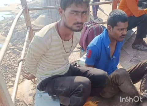 बिहटा: प रेव अब्दुलबारी पुल पर रेलवे का लोहा चोरी करते हुए दो गिरफ्तार, एक ई-रिक्शा जब्त