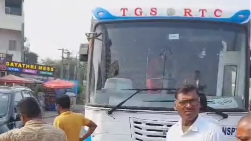 భూపాలపల్లి: జిల్లా కేంద్రంలో ఆర్టీసీ బస్సు, ద్విచక్ర వాహనం ఢీకొన్న ప్రమాదంలో ఒకరికి తీవ్ర గాయాలు