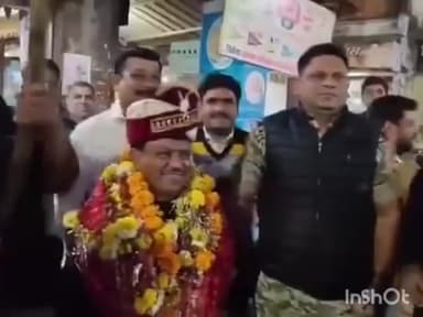 विजयराघवगढ़: विजयराघवगढ़ में नगर परिषद अध्यक्ष के पति के जन्मदिन पर तलवारबाजी, समर्थकों ने टीआई के सामने लहराई तलवार