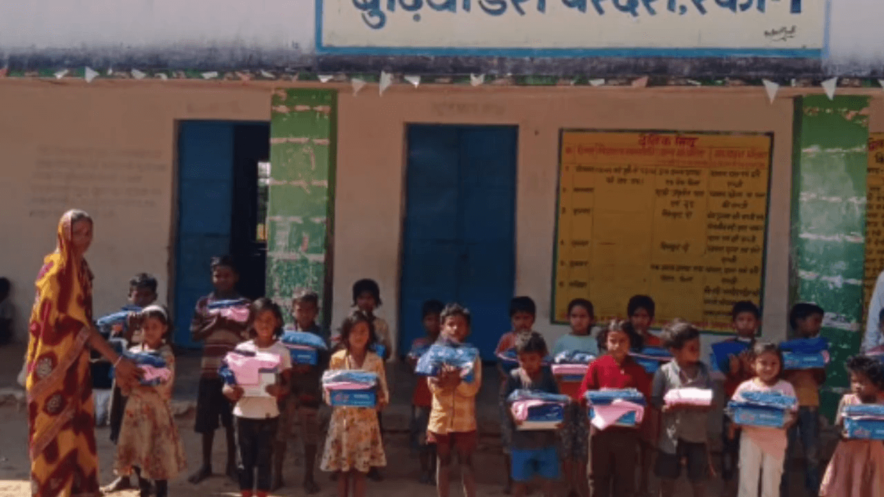 रंका: बीडीसी प्रतिनिधि ने एनपीएस विद्यालय, बुढ़िया डेरा में बच्चों को ड्रेस, जूता-मोजा वितरित किए