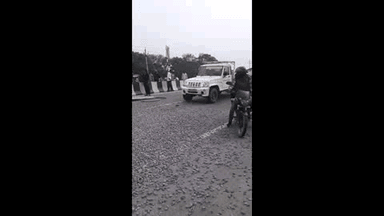 सिराथू: कोखराज इलाके में गिट्टी लोडेड ट्रेलर का टायर फटने से सड़क पर पलटा, ड्राइवर और क्लीनर घायल