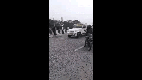 सिराथू: कोखराज इलाके में गिट्टी लोडेड ट्रेलर का टायर फटने से सड़क पर पलटा, ड्राइवर और क्लीनर घायल