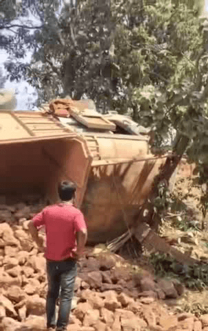 सामरी कुसमी: सामरी कुसमी में बॉक्साइट परिवहन में लगा ट्रक जामटोली के समीप खाई में पलटा, चालक व परिचालक सुरक्षित