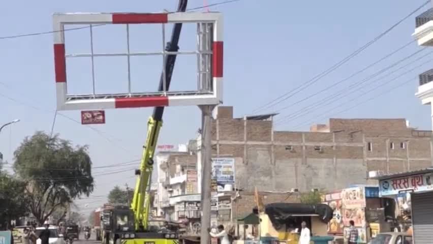 सूरतगढ़: त्रिमूर्ति मंदिर क्षेत्र में ट्रांसफार्मर के पास लगे यूनीपोल को प्रशासन ने हटवाया, मार्केट कमेटी ने खुशी का इजहार किया