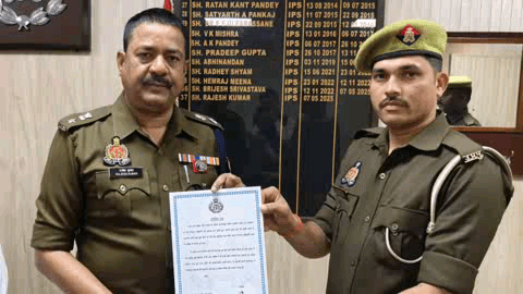 सिराथू: शहजादपुर स्कूल में परीक्षा देने आए दिव्यांग छात्र की मदद करने वाले पुलिस के दो सिपाहियों को किया गया सम्मानित