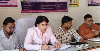डुमरियागंज: CHC सिरसिया में एएनएम एवं पर्यवेक्षक की मासिक समीक्षा बैठक में अधीक्षक ने दिए आवश्यक निर्देश