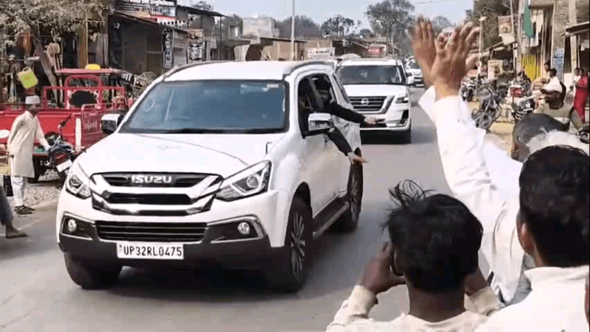 सिराथू: अखिलेश यादव अचानक कौशाम्बी पहुंचे, देवीगंज में सपाईयों ने गर्मजोशी से किया स्वागत