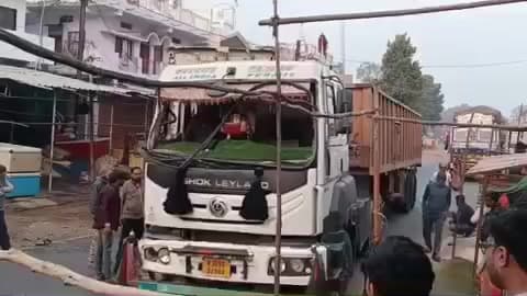 तेंदूखेड़ा: सिंग्रामपुर में दो ट्रकों की जोरदार भिड़ंत, एक ट्रक मकान से टकराया, लोग बाल-बाल बचे