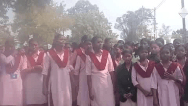 मानपुर: शासकीय कन्या शिक्षा परिसर की छात्राएं अव्यवस्थाओं के खिलाफ सड़क पर उतरीं, विभाग में हड़कंप, वीडियो वायरल