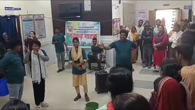 गोरौल: सामुदायिक स्वास्थ्य केंद्र गोरौल में नुक्कड़ नाटक से लोगों को साफ-सफाई के लिए किया जागरूक