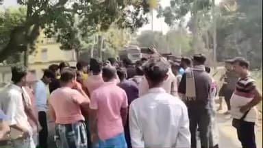 দেগঙ্গা: দেগঙ্গার চৌরাশি গ্রামে নিম্নমানের সরঞ্জাম দিয়ে রাস্তা সংস্কার করায় কাজ বন্ধ করে রাস্তা অবরোধ করে বিক্ষোভ, ধস্তাধস্তি