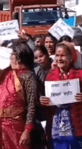 मुनस्यारी: पांडे में अवैध शराब के खिलाफ महिलाएं सड़कों पर उतरीं