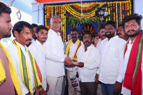 సిద్దిపేట అర్బన్: ఎన్సాన్ పల్లి గ్రామంలో జరిగిన పెద్దమ్మ దేవాలయ ఉత్సవాల్లో పాల్గొన్న మాజీ మంత్రి, ఎమ్మెల్యే హరీష్ రావు