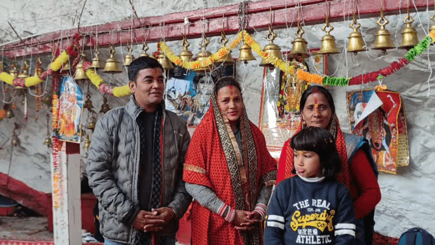 कांडा: टकनार गाँव के देवी मंदिर में दूर-दराज से लोग देवी भागवत महापुराण सुनने पहुँचे, पूर्व विधायक भी शामिल