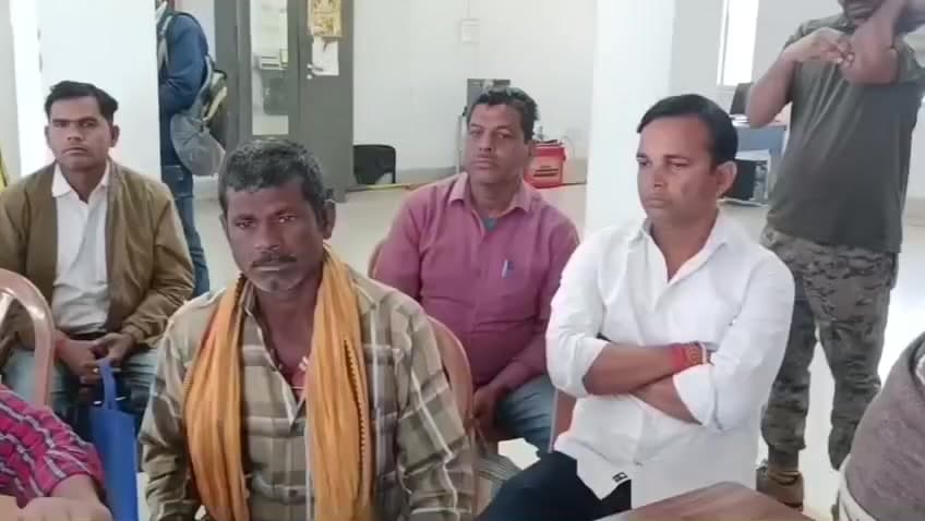 धरहरा: जन सुनवाई में हंगामा: राजद के युवा प्रखंड अध्यक्ष संदीप कुमार हिरासत में, सीओ के आवेदन पर प्राथमिकी दर्ज