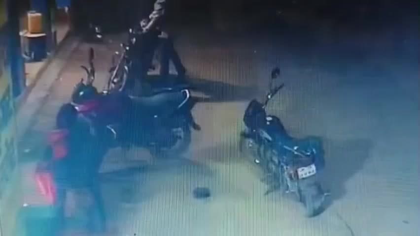टाटीझरिया: झरपो बुध बाजार के पास दो बाइकों की टक्कर में युवक घायल, सीसीटीवी में कैद