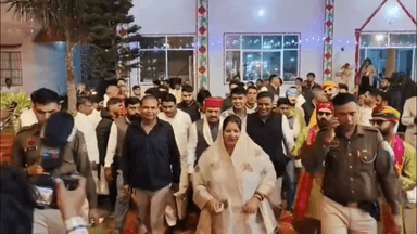 नांगल चौधरी: नांगल चौधरी की MLA मंजू चौधरी बेटे के संगीत में 'लांबा-लांबा घूंघट' गाने पर नाचीं, वीडियो वायरल