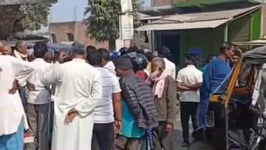 तमकुही राज: साइकिल सवार को बचाने में पलटा ई-रिक्शा, चालक गंभीर रूप से घायल