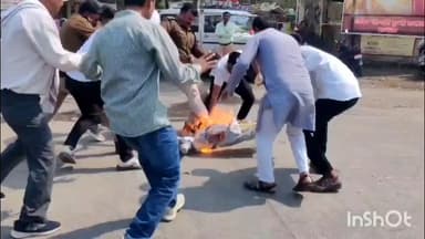आमला: जनपद चौक आमला में कांग्रेस कार्यकर्ता ने भाजपा के 3 मंत्रियों का पुतला दहन कर किया विरोध