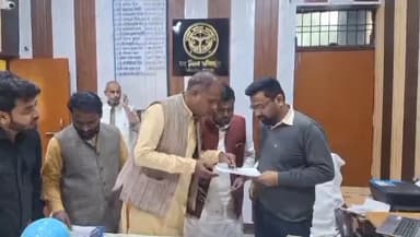 बांसडीह: बांसडीह कस्बे में पीएम आवास योजना के तहत लाभार्थियों के साथ भेदभाव को लेकर भाजपा कार्यकर्ताओं ने SDM को सौंपा पत्रक