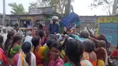 మహబూబాబాద్: మార్కెట్లో టమాటాలకు రేటు పడిపోవడంతో, కొత్తగూడ మండల కేంద్రంలో టమాటాలను ప్రజలకు ఉచితంగా పంచిపెట్టిన రైతు