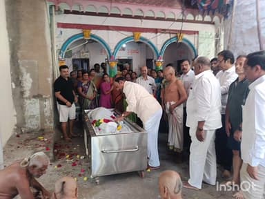 గద్వాల్: గద్వాల జిల్లా కేంద్రంలో సావిత్రి దేవి భౌతికాయానికి నివాళులర్పించిన  గద్వాల ఎమ్మెల్యే బండ్ల కృష్ణ మోహన్ రెడ్డి