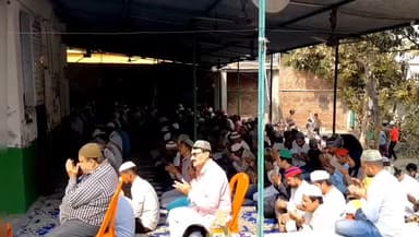 हिलसा: रमजान के पहले जुम्मे पर छोटी मस्जिद में मुस्लिम समुदाय ने अदा की नमाज
