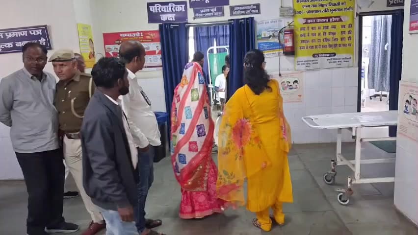 शेरघाटी विधायक की पत्नी बबीता सिंह ने आमस सामुदायिक स्वास्थ्य केंद्र का किया औचक निरीक्षण