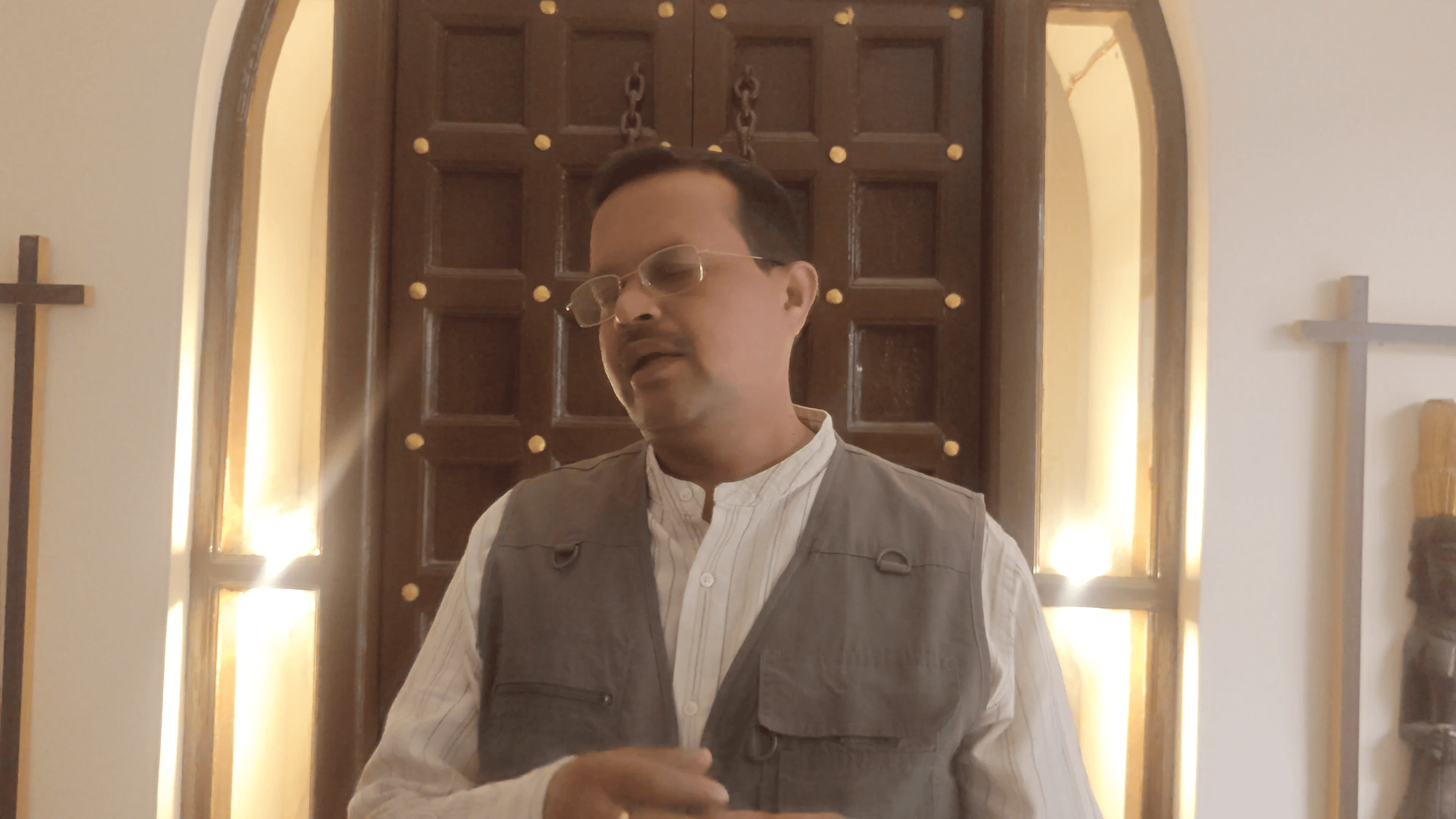 अभी कुछ दिन ले ये खबर चलत हे के रमजान म शासकीय मुस्लिम कर्मचारी मन ला एक घंटा पहिली छुट्टी दीही जाही। फेर त सावन महिना म, चैत्र नवरात्र म, सरद नवरात्र म अऊ गणेश पाक के दसों दिन म घलो सब्बो ला छुट्टी मिलना चाही।
नई दाऊ जी?
#दाऊ_के_गोठ #होली