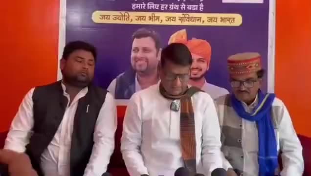#खबर दतिया से  में #डबरा नवग्रह #मंदिर, #संकल्प यात्रा के #संबंध में #पत्रकार साथियों से #चर्चा की…
#DamodarYadavMandal